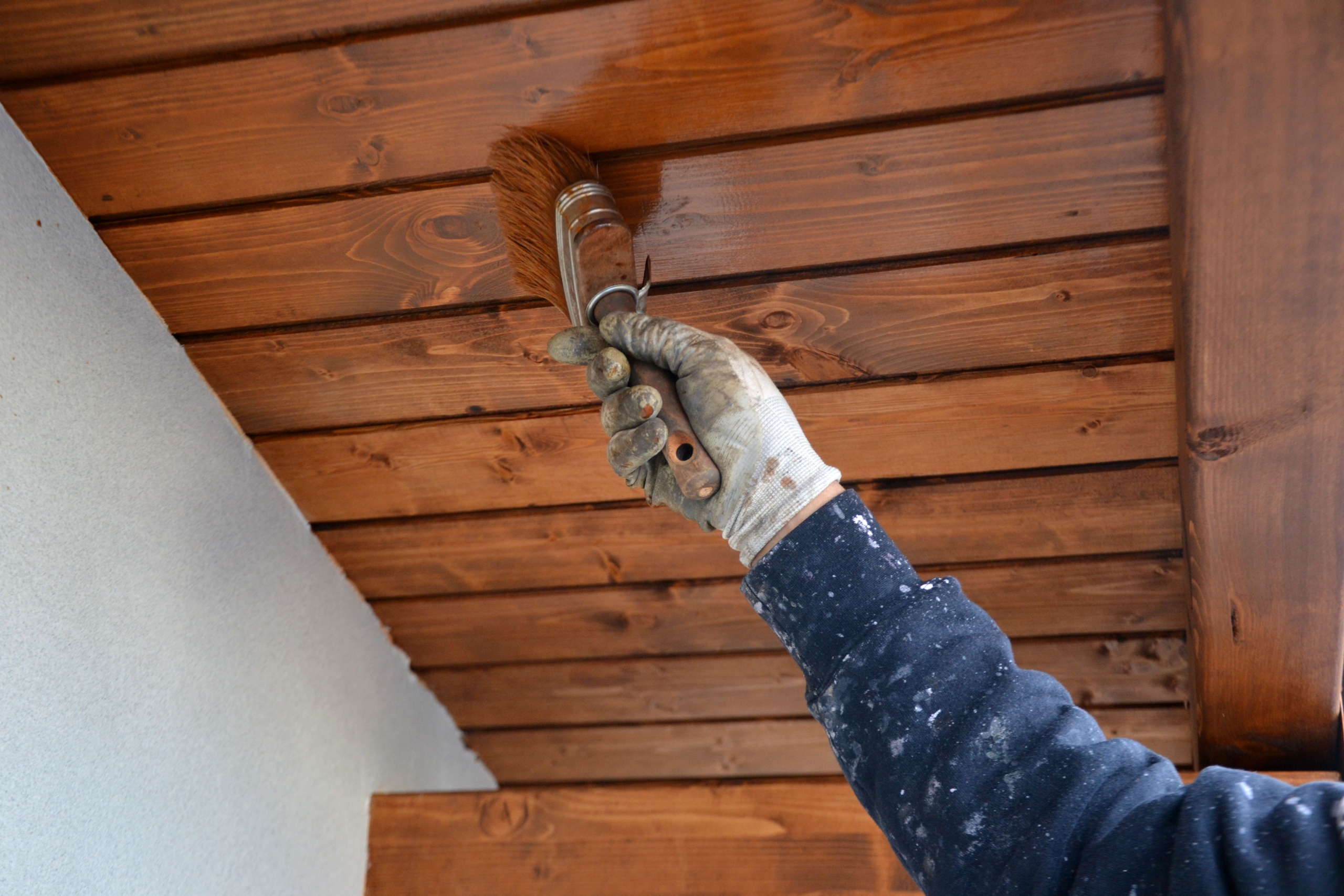 dettaglio-mano-impregnante tetto fondo